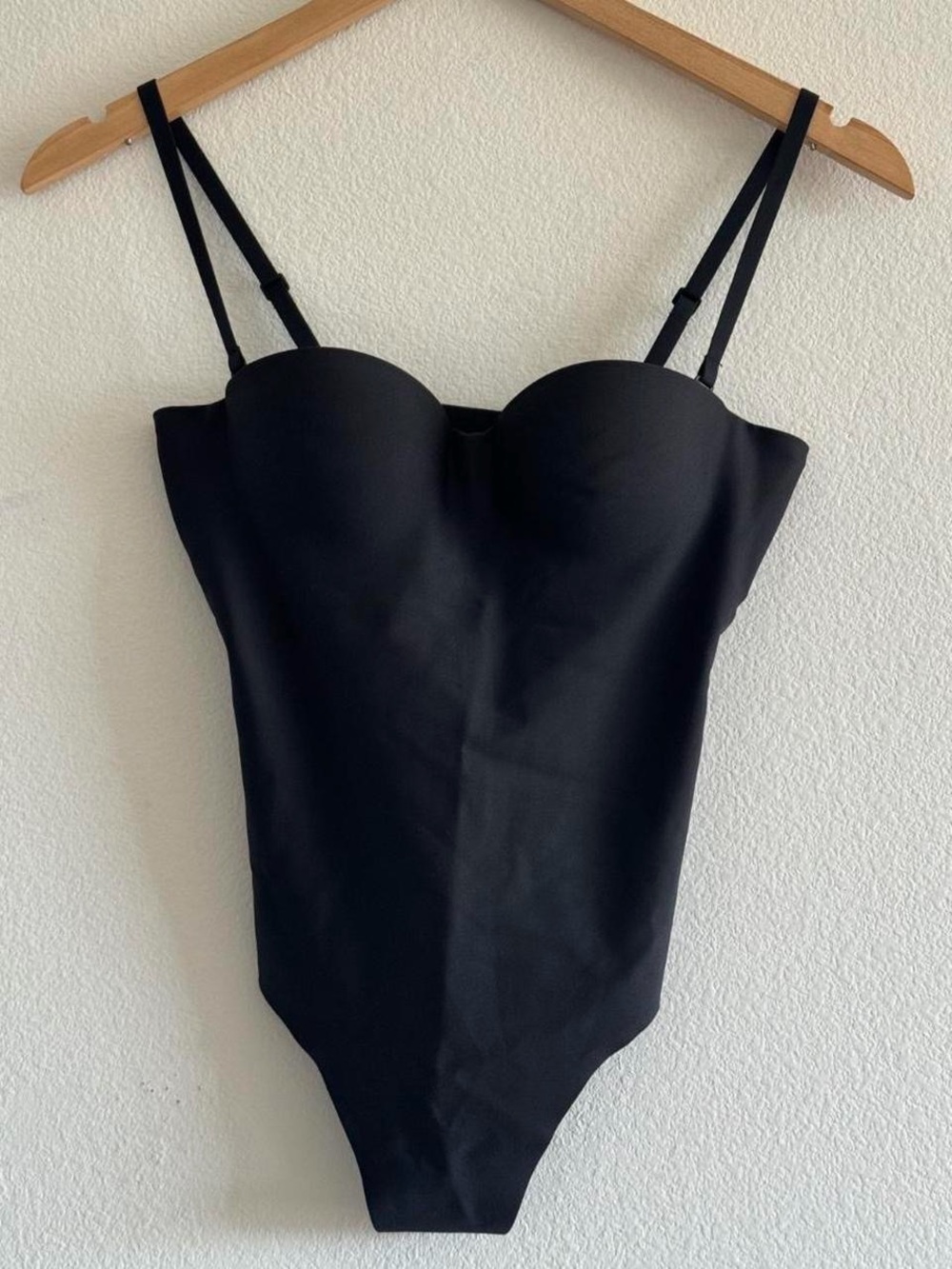 NWT Skims Body Molded Underwire
Thong Bodysuit XS
